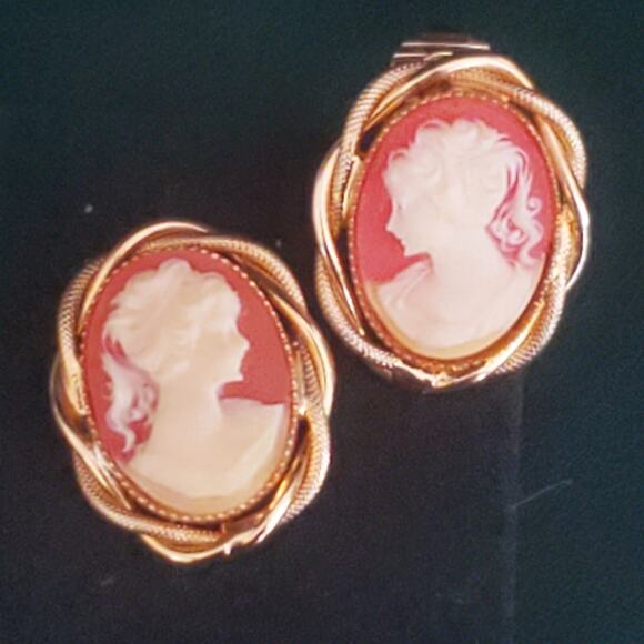 Vintage Cameo Earrings Gold‎ Tone Rope Design Setting with Clip-On Closure - Picture 1 of 8